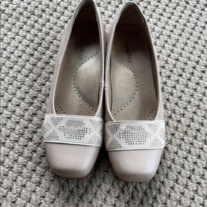 Trotters Beige Women's Flats